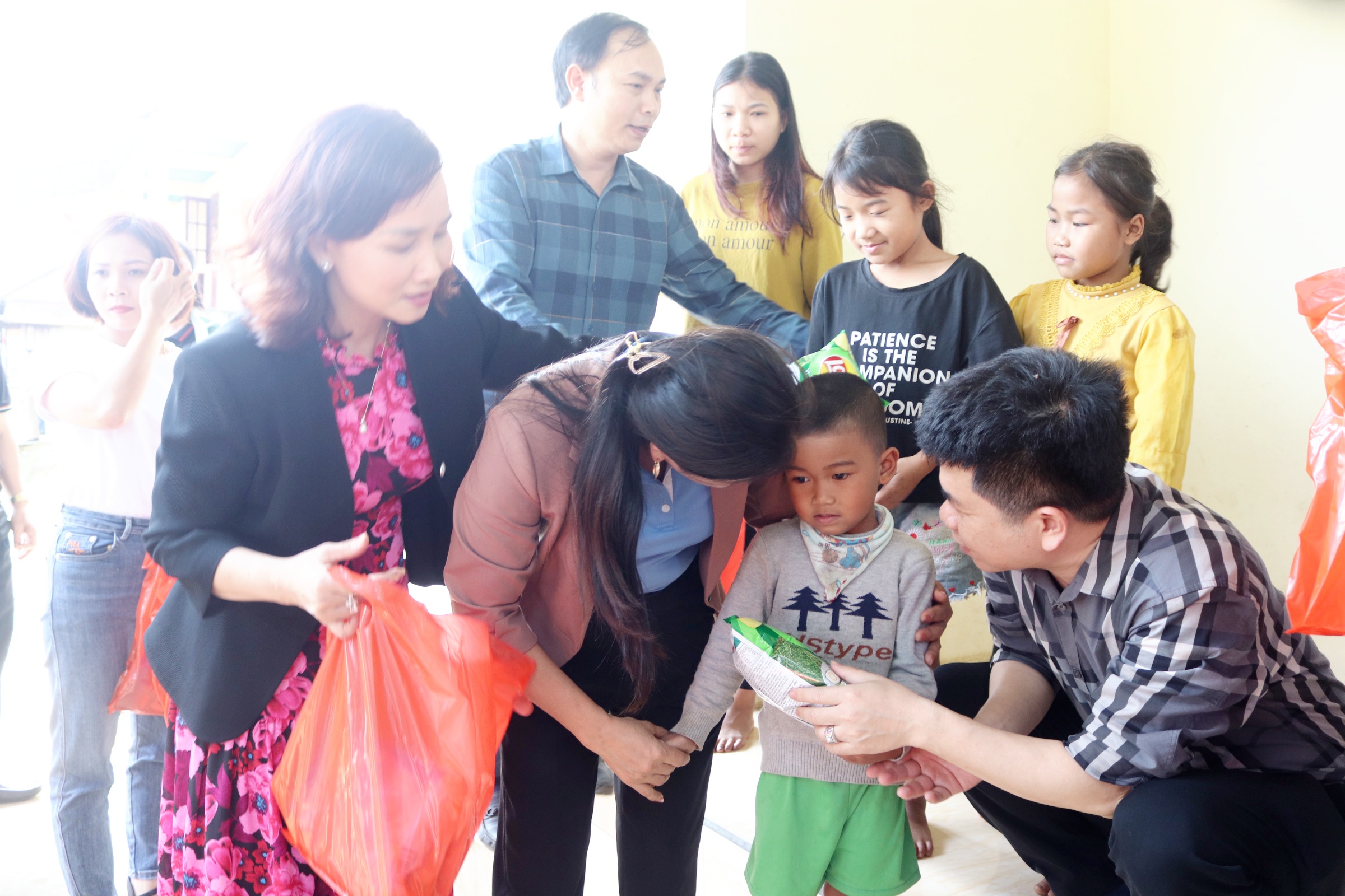 CĐ Văn phòng Sở GD&ĐT Hà Tĩnh: Tham gia dâng hương tại Khu Chứng tích chiến tranh Trường cấp 2 Hương Phúc